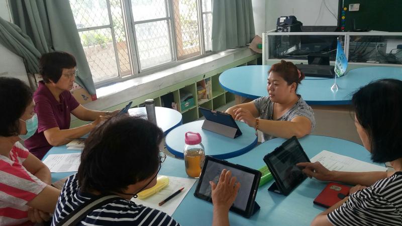 透過平板上網查找政府資訊及網路掛號