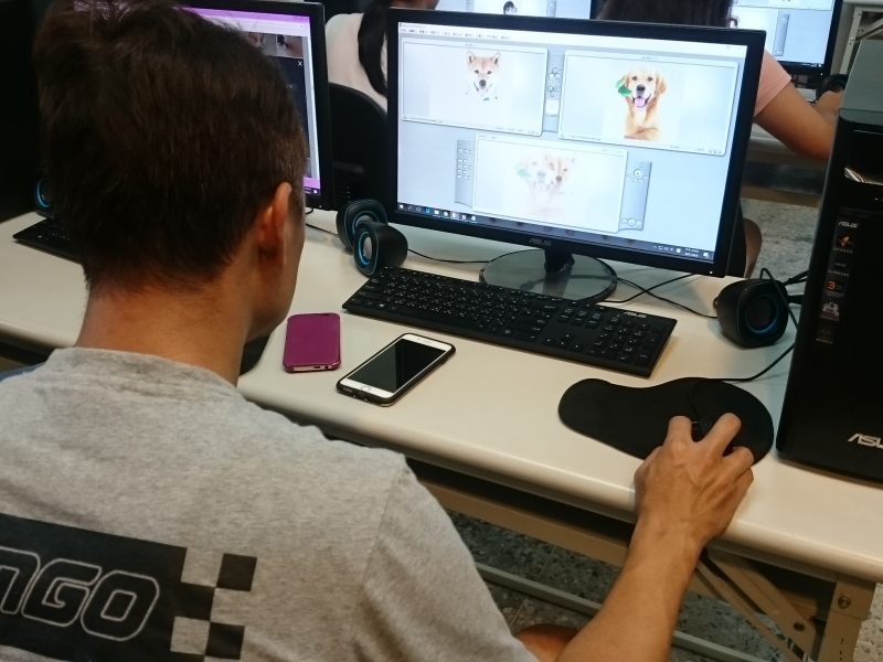 學員認真設計自己的內容