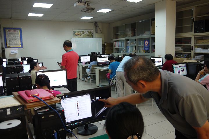 老師介紹網路電子書平台，學員上網操作。