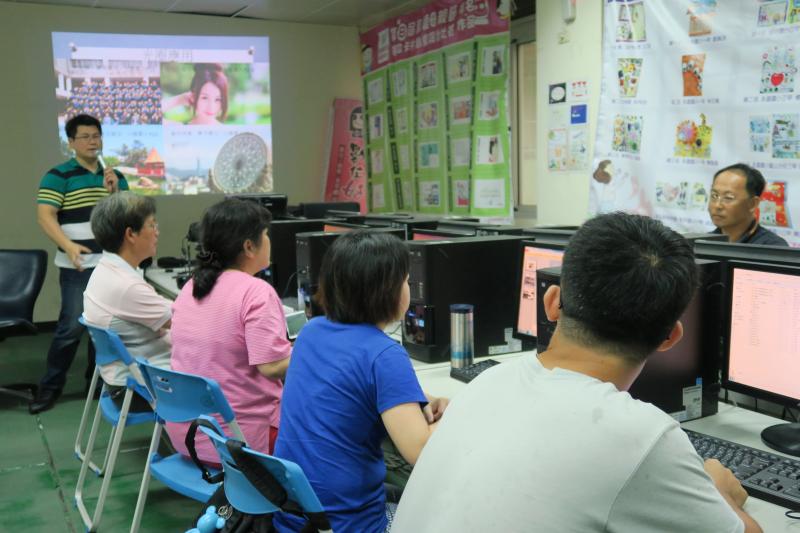 楊老師認真的解說單眼的功能及攝影的技巧。