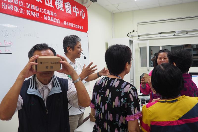 學員體驗VR虛擬實境，蠻有趣好玩呢