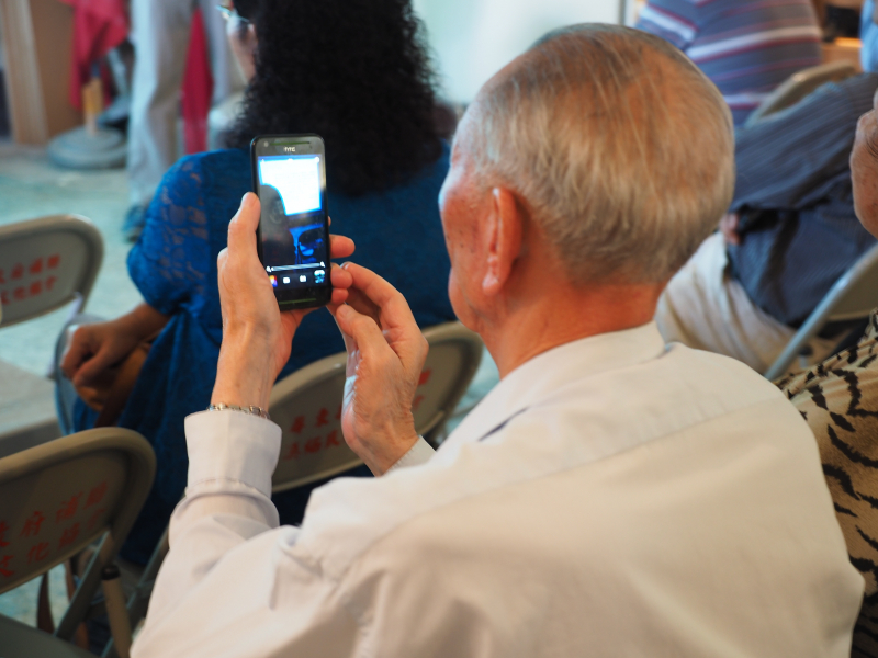 學員利用手機做紀錄。