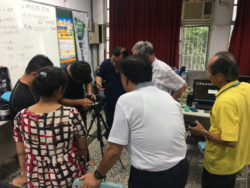 講師講解無線麥克風收音與配件如何使用之教學