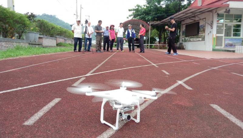 學員架設器具，實鏡外拍微電影。