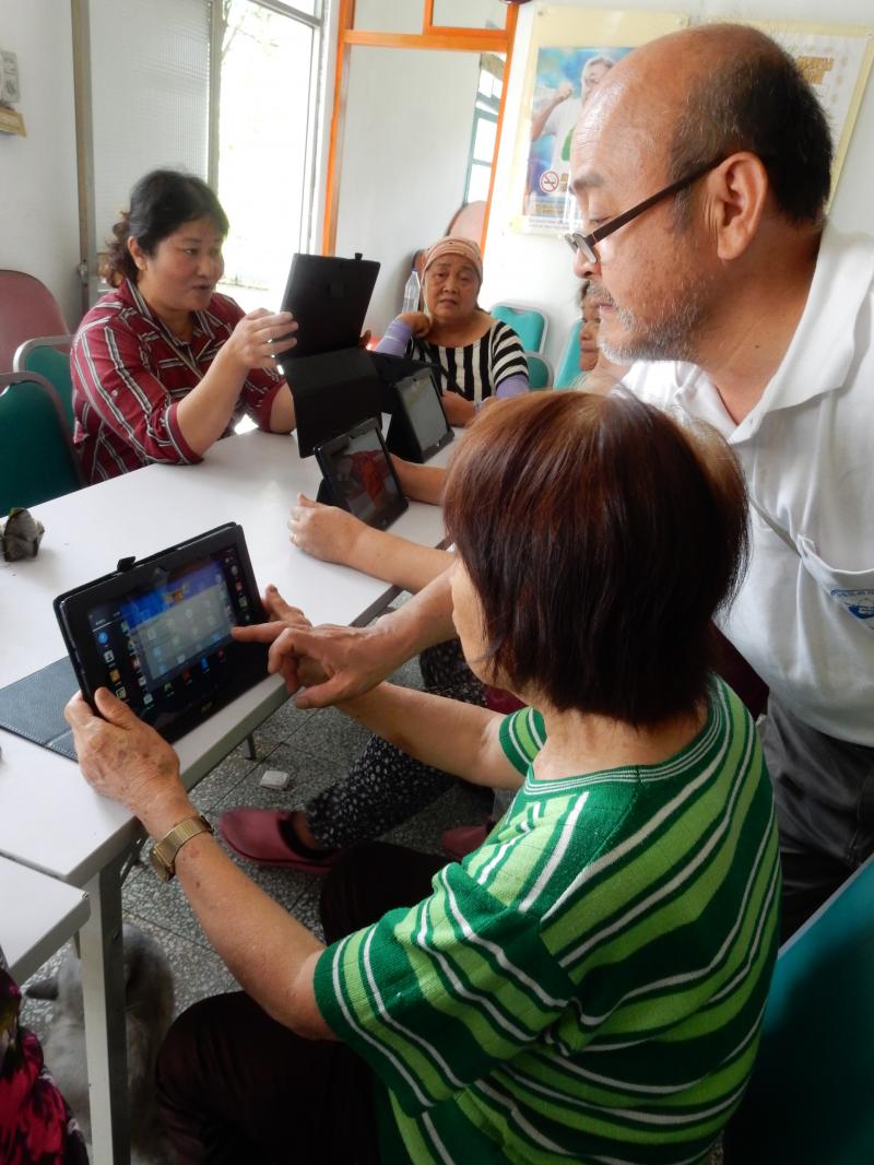 教學員運用平板