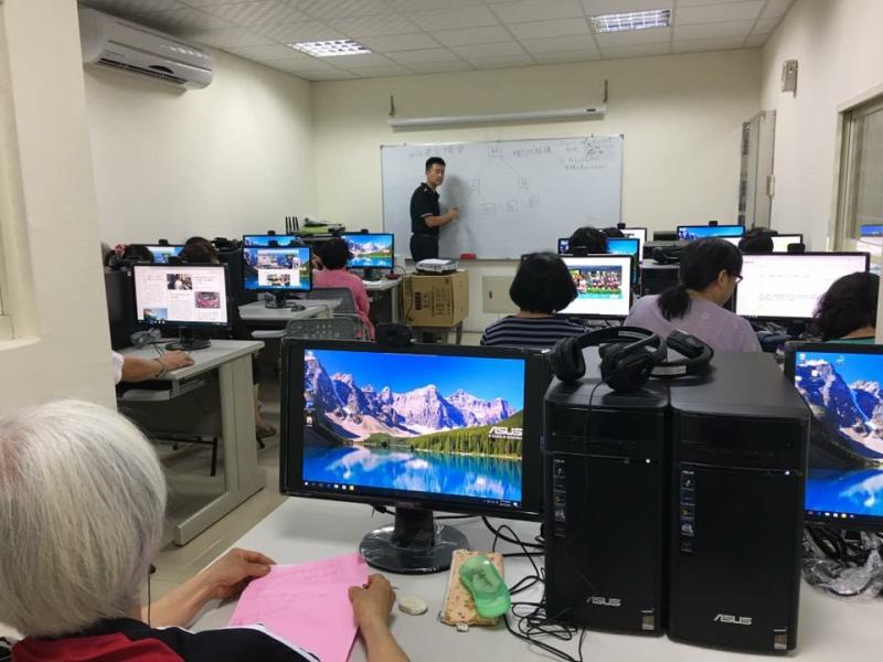 學員認真的看著老師上課