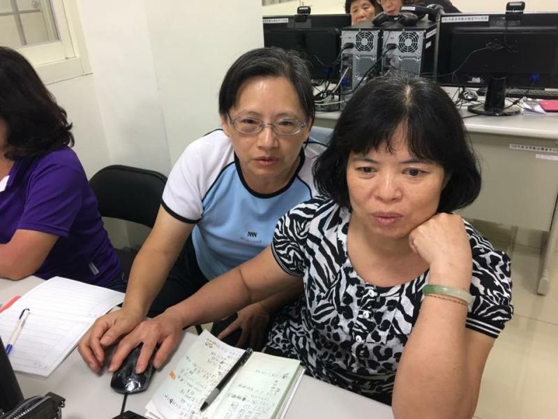 學員相互學習使用電腦