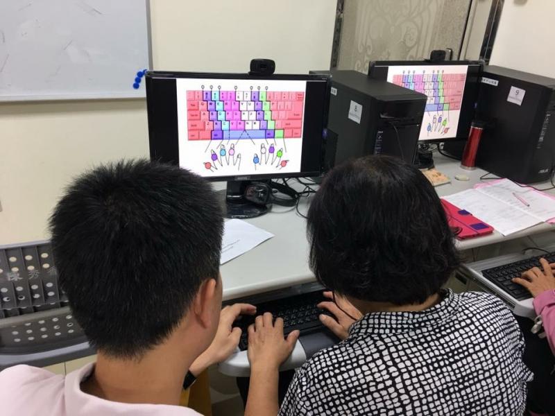 老師指導學員使用鍵盤