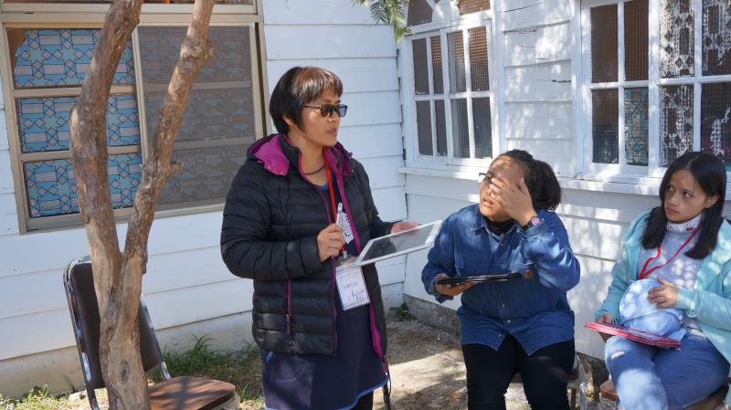 講師介紹平板電腦可以查詢資料方便又快速