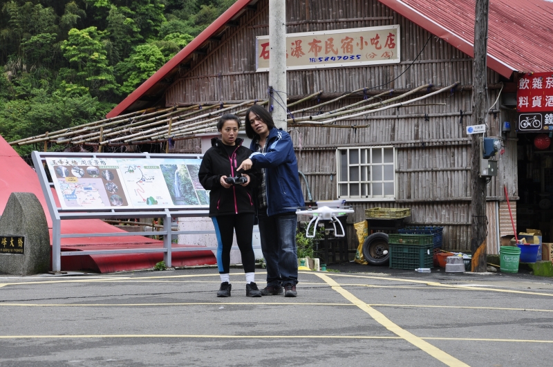 學員們帶著空拍機，出外景來到有馬里光7-11之稱的小金剛雜貨店取景。