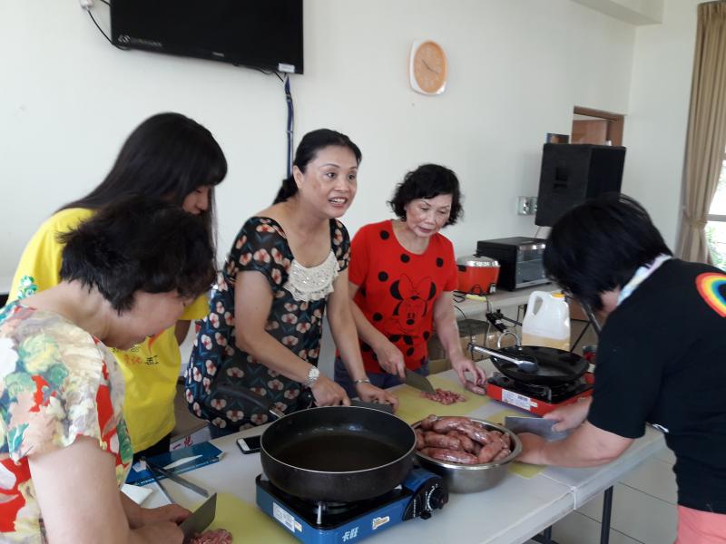 印象深刻的是為了做出醬料，需要加入大料的 蒜泥跟蔥進去調味，