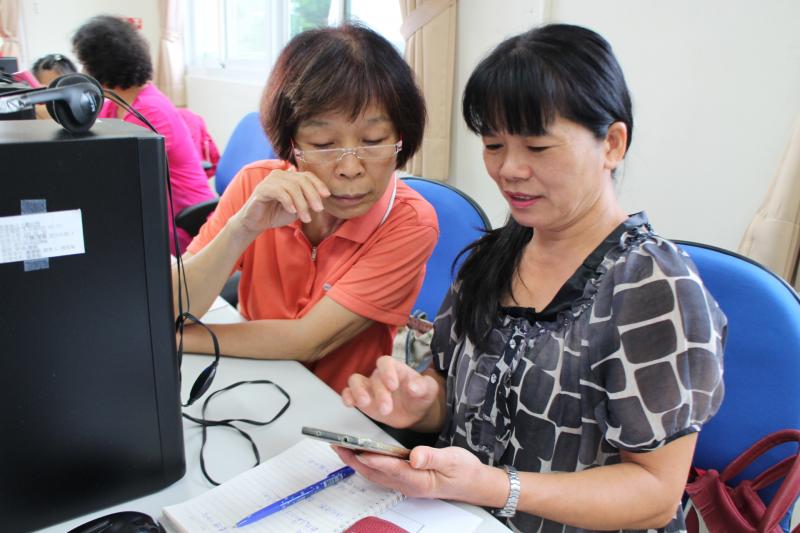 學員一起研究app