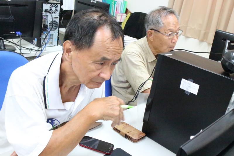 宜富伯伯跟泰助爺爺很認真的聽課中