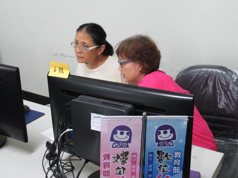 學生之間彼此交流學習