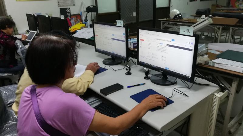 學員認真學習操作email