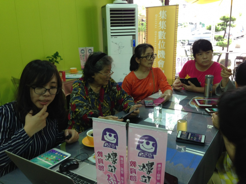 老師認真的教導學員們。