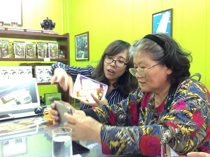 認真的練習平板的拍照技巧。