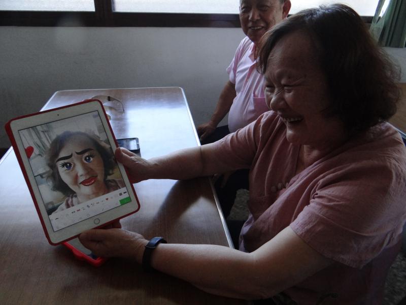 學員使用APP貼紙、彩妝功能，練習後製。