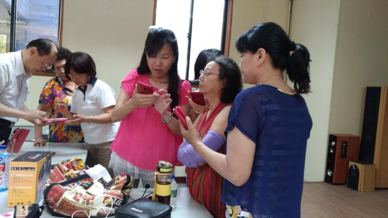 民眾學習手機LINE的應用操作，如何加入群組及發佈照片