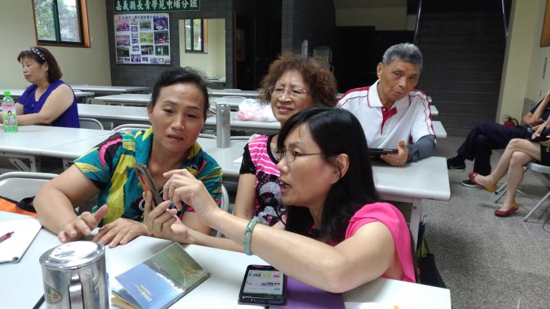 老師與學員的互動，利用手機拍攝條碼加入群組