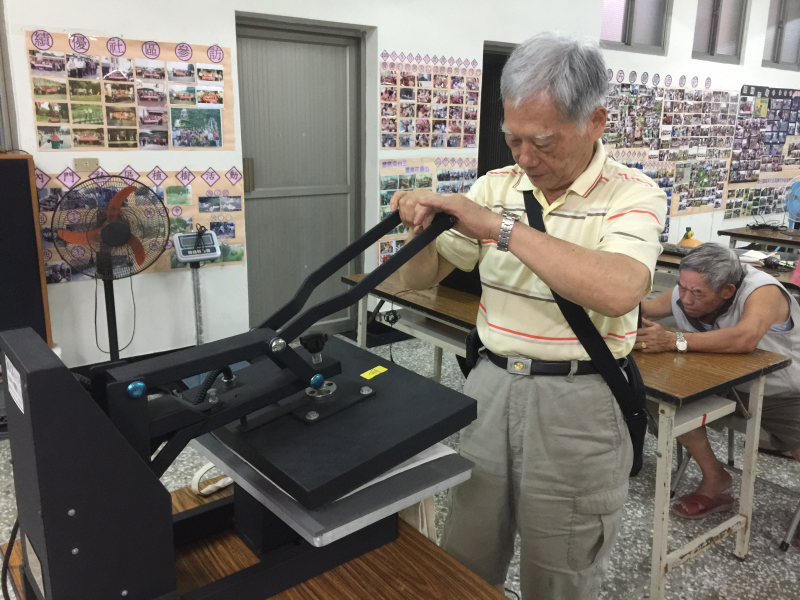 學員實際襙做燙印機練習中