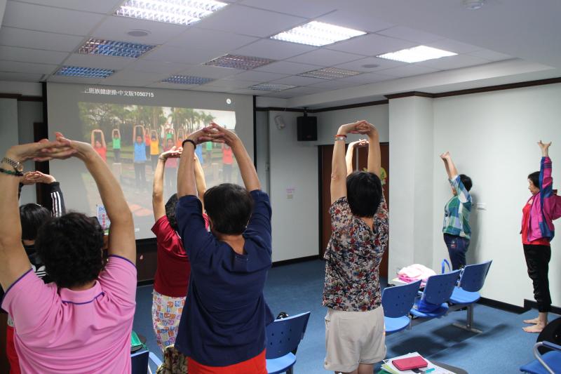 坐了一整堂課要來跳跳健康操活絡筋骨