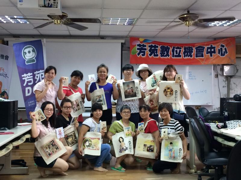 學員們帶著創意轉印布包作品拍照