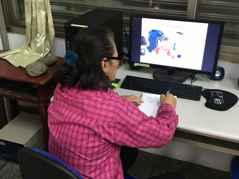 DOC學員，邊聽課，邊認真寫筆記
