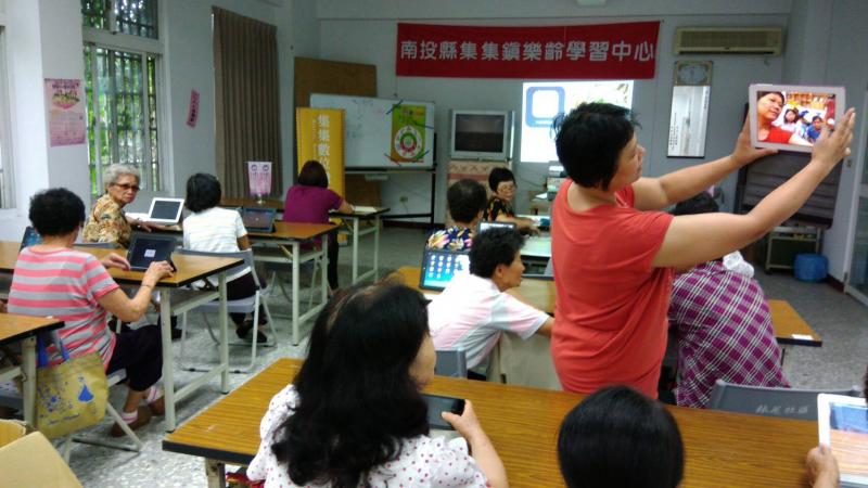 楊老師分享微電影實作影片，刺激學員學習興趣。