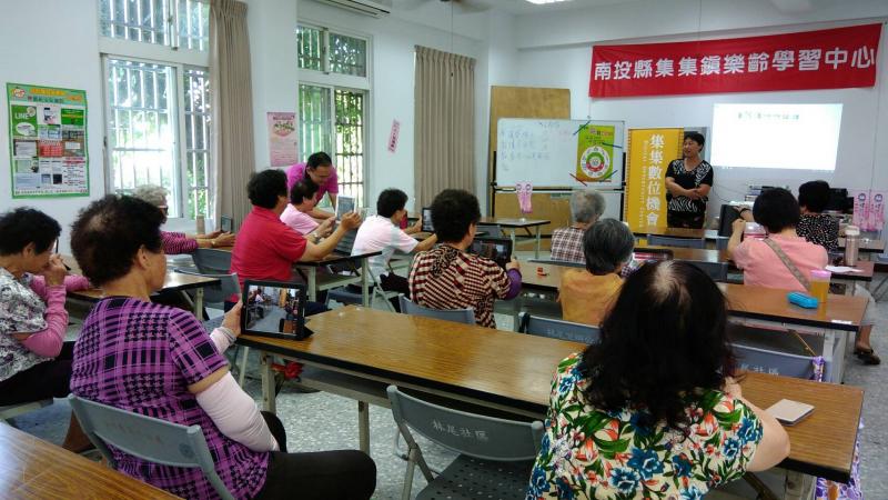 楊老師當模特兒讓學員學錄影片，生動有趣。