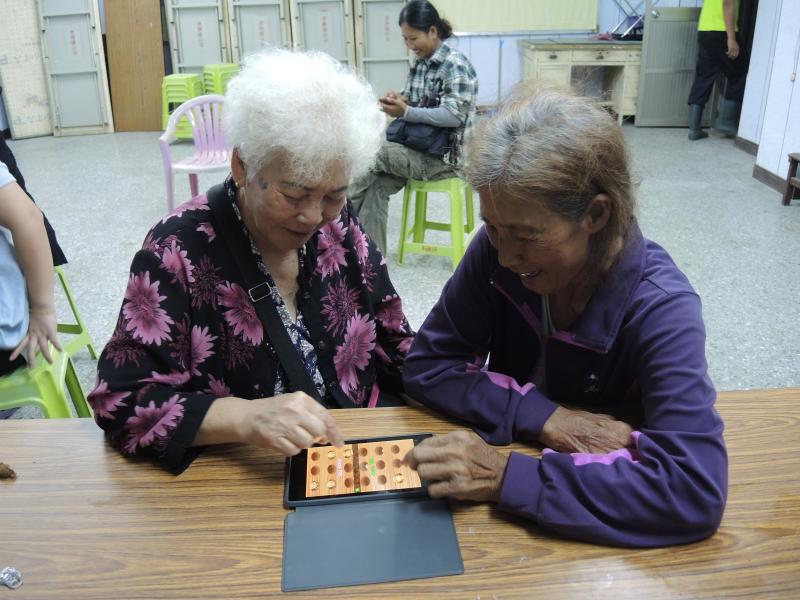 長輩們開心--玩著遊戲