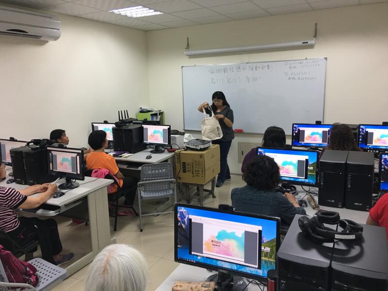 講師講解絹印概念