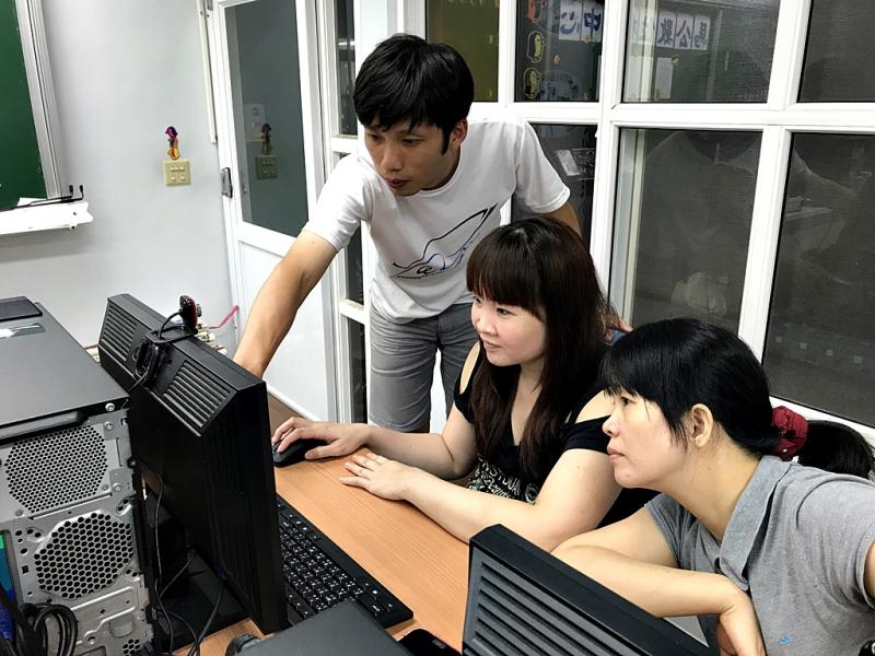 老師指導學員操作