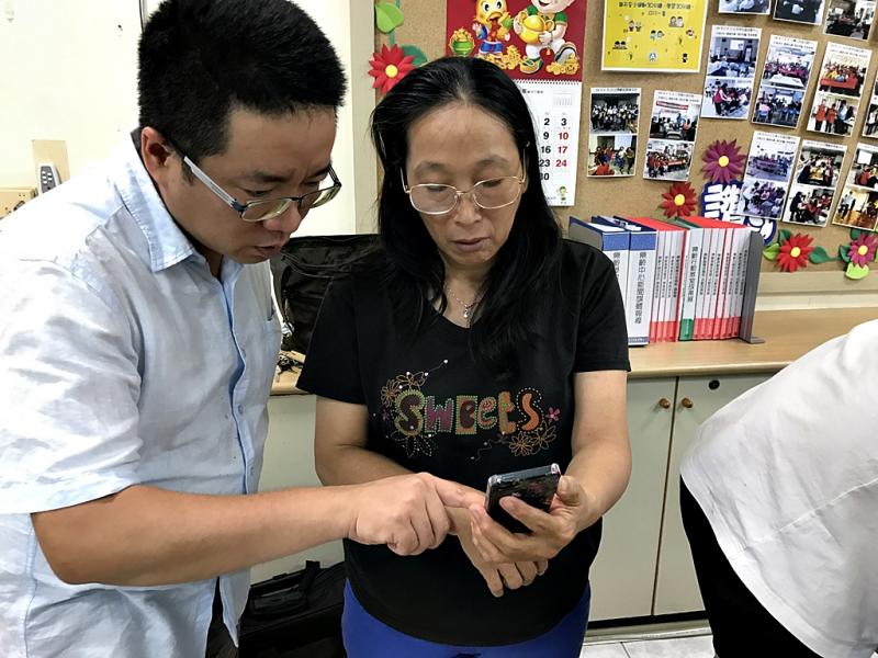 老師指導學員操作