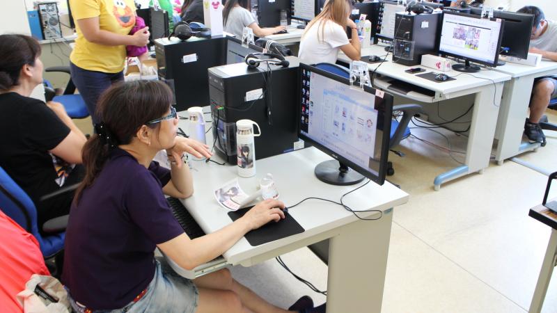 學員認真的編輯照片