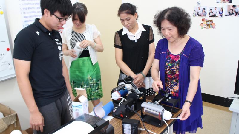 等待杯子轉印好