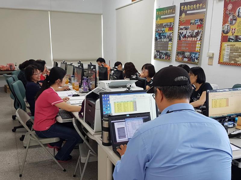 老師帶著學員一步步運算函數公式