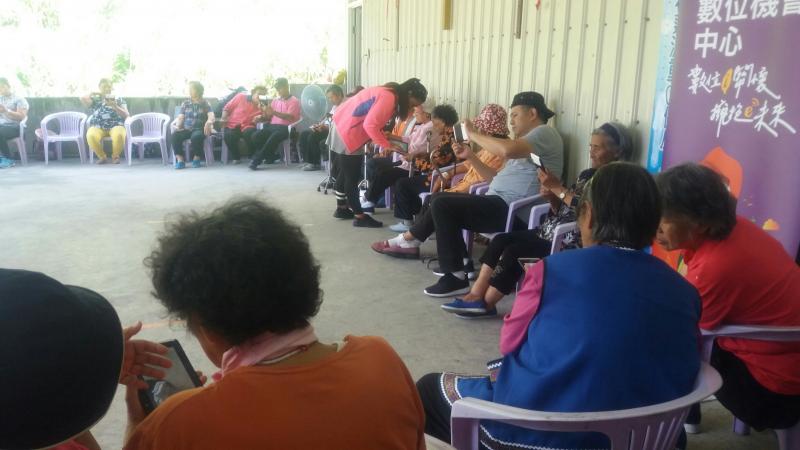 學員排排坐，老師按順序一個一個指導