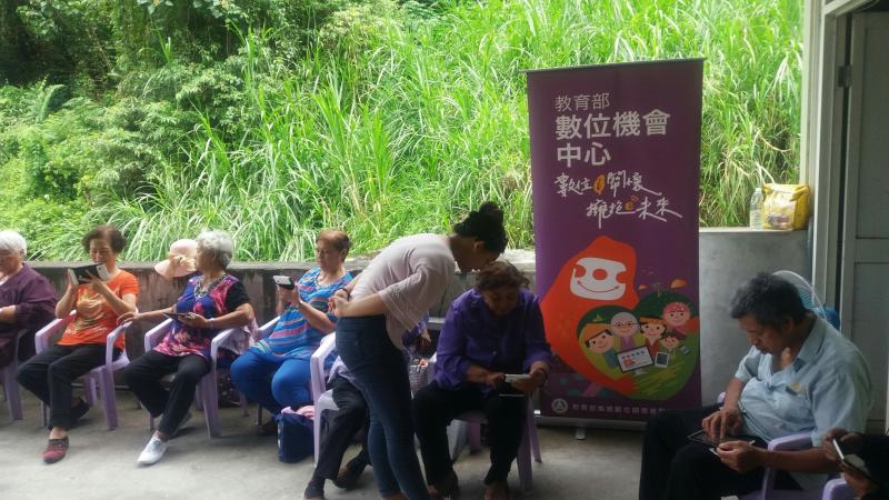 動作比較快的學員也幫忙教旁邊的學員，教學相長