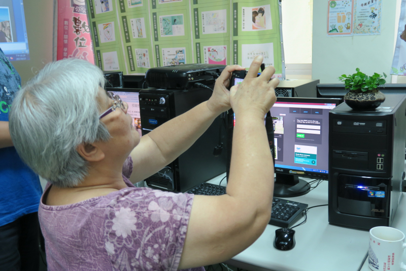 學員利用老師上課的拍攝技巧進行練習。