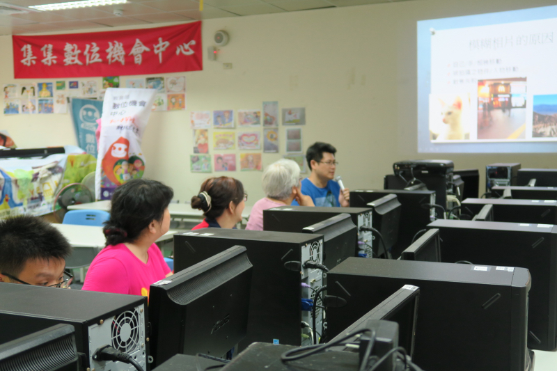 很認真地聽老師的講解。