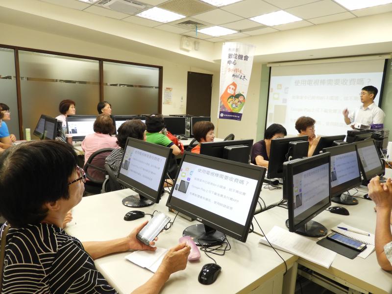 搭配上網及APP下載，搭配滑鼠操作達到使用者最佳化的目的。