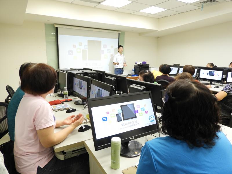 員剛開始也都一知半解的，經過老師的介紹終於慢慢理解電視棒的功能。