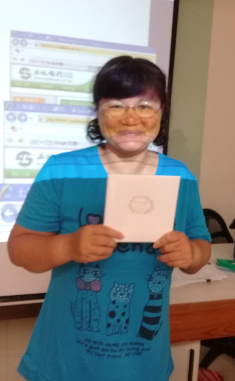 學員開心的拿著自己的成品