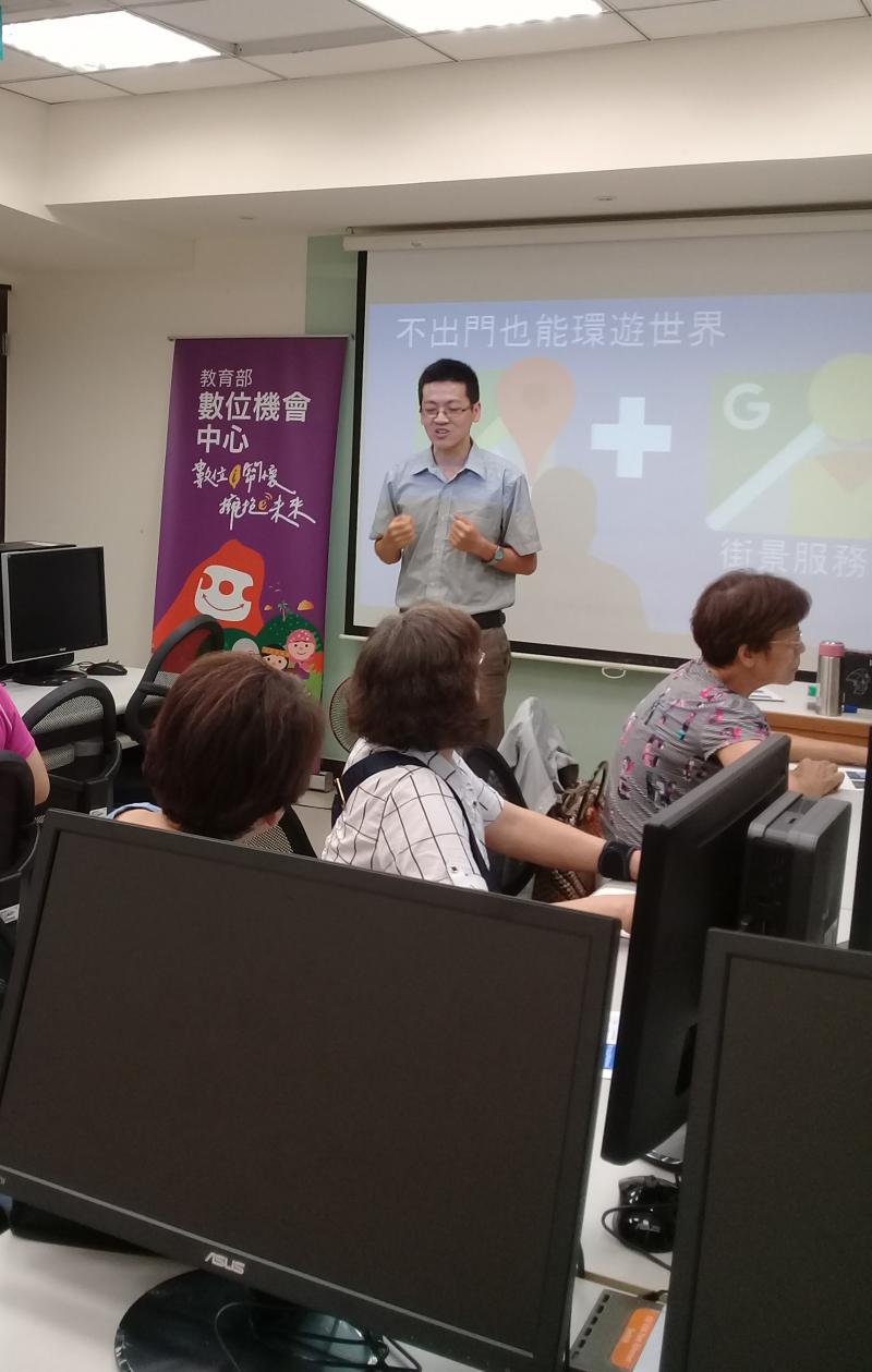 講師專心介紹APP的使用方式