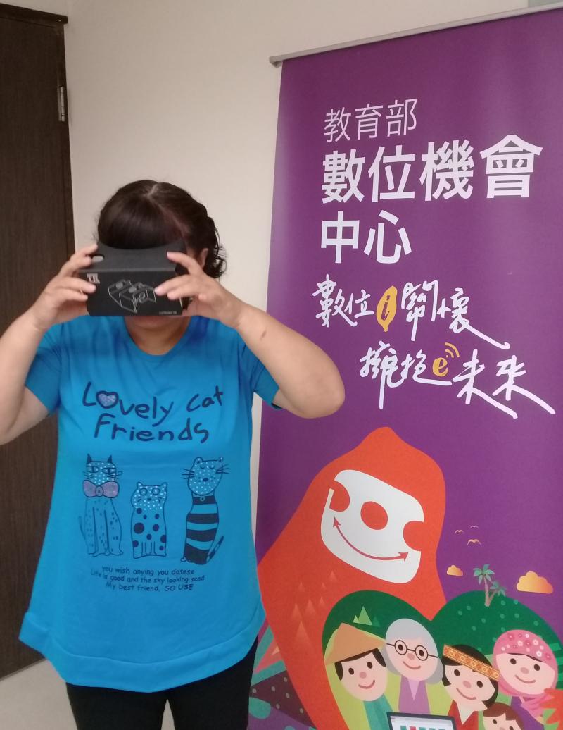 一位阿嬤正在體驗VR設備