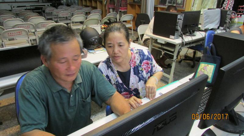 老師教學員使用平板進行生活應用。