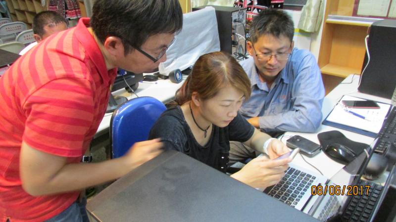 學員正在嘗試使用LINE@社群APP。