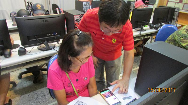 老師正在回答學員有關課堂上的疑惑。