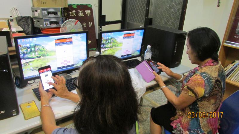 學員認真專注的測視力和血壓。